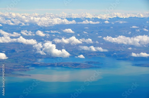 Jezioro Titicaca w Boliwii, widziane z samolotu w trakcie lotu z La Paz do Cuzco w Peru