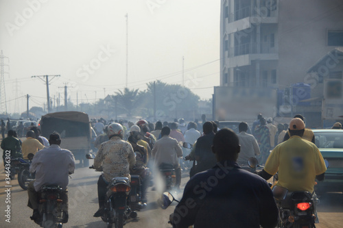 ruchliwa i zatłoczona ulica afrykańskiego miasta pełna motocyklistów