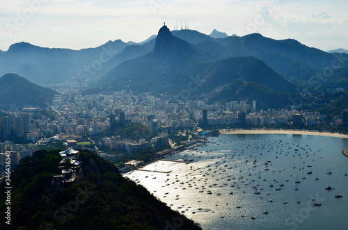 Panorama na miasto Rio de Janeiro w Brazylii, tuż przed zachodem Słońca. Widok z góry o nazwie "głowa cukru"