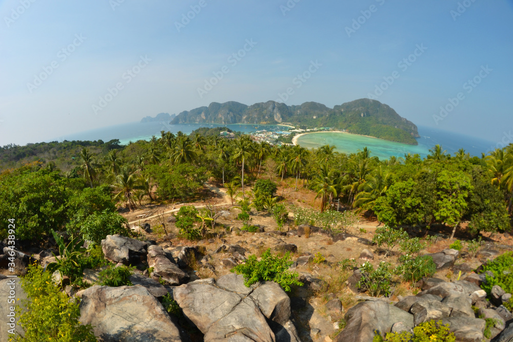 Panorama na wyspy Phi Phi w tajskiej dzielnicy krabi. Niebiańska plaża. - obrazy, fototapety, plakaty 