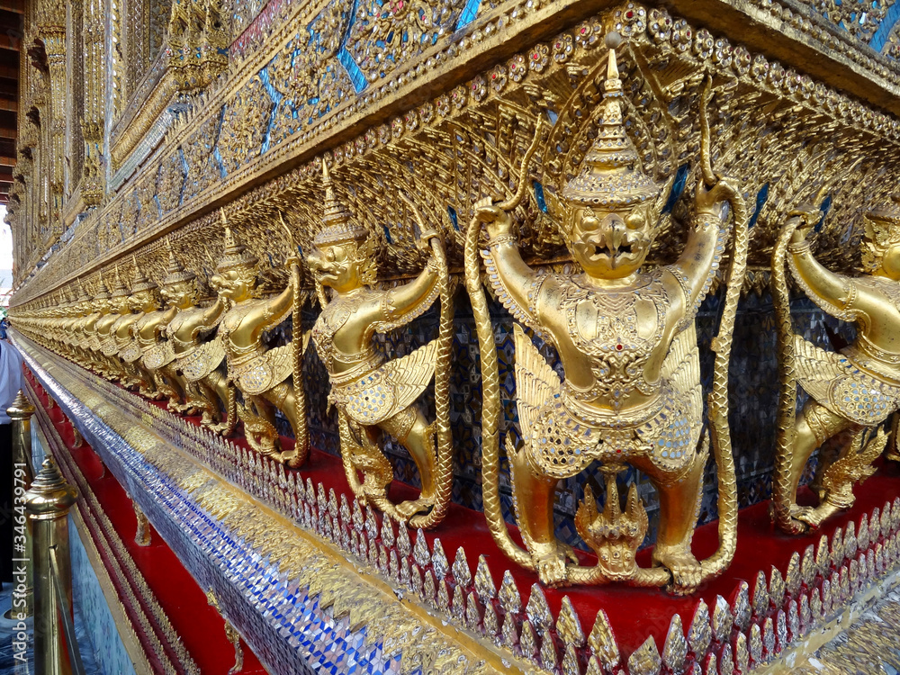 Rzeźby i złote zdobienia w świątyni Wat Pho w Bangkoku - Tajlandia Rzeźby i złote zdobienia w świątyni Wat Pho w Bangkoku - Tajlandia