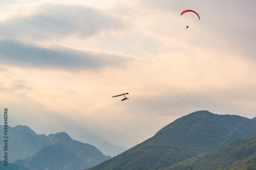 Hang glider and paraglider fly near Meduno Hang glider and paraglider fly near Meduno