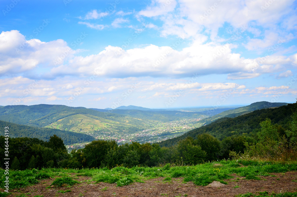 Naklejka premium górski krajobraz z niebieskim niebem