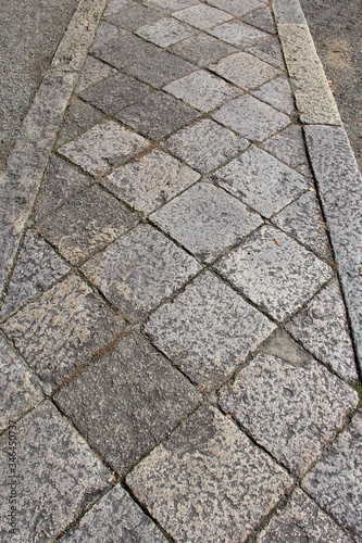 正方形の石材を並べた石畳