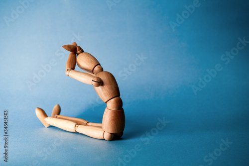 Obraz na płótnie Violence and manipulation. sad wooden dummy w salonie