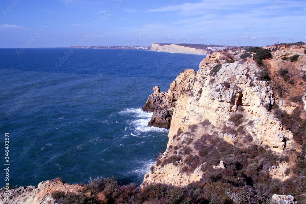 Acantilados de piedra arenisca en la costa del sur de Portugal. Vista de los acantilados desde la Ponta da Piedade (Traducción; Cabo Piedad) en Lagos, Algarve, Portugal.