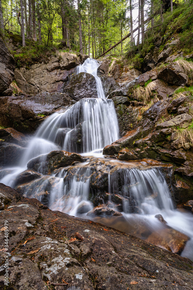 Fototapeta premium Wanderung zu den Rißloch Wasserfälle bei Bodenmais | Naturerlebnis Bayerischer Wald