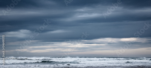 Waves breaking on shore on a rainy day © VIDEOMUNDUM