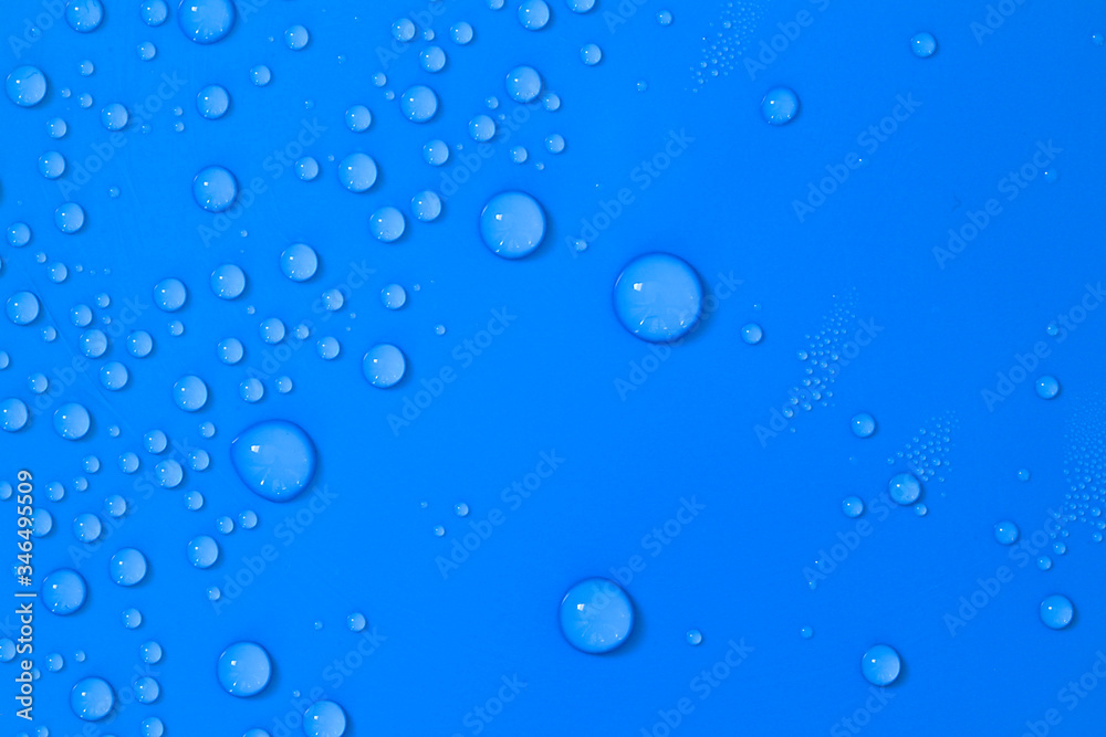 Wassertropfen auf blauem Hintergrund