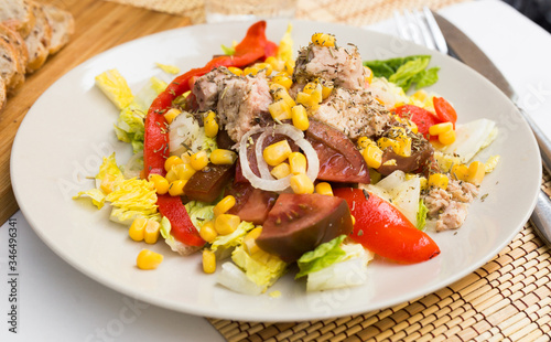 mediterranean vegetable salad with tuna