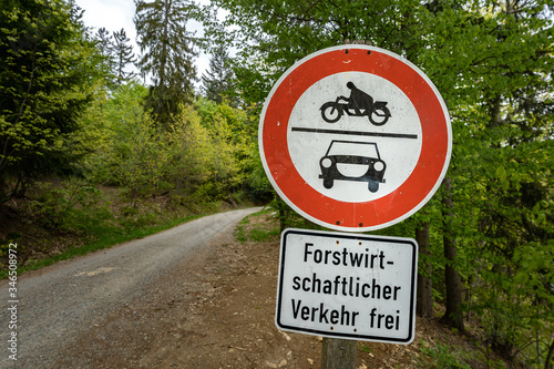 Schild, Zeichen - Forstwirtschaftlicher Verkehr frei  photo