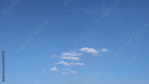 Foto Pictures of bright blue sky, Bright blue sky with small white clouds