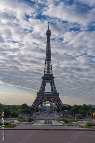Paris, France - 05 06 2020: View of the Eiffel Tower from the Trocadero esplanade during the coronavirus period © Franck Legros