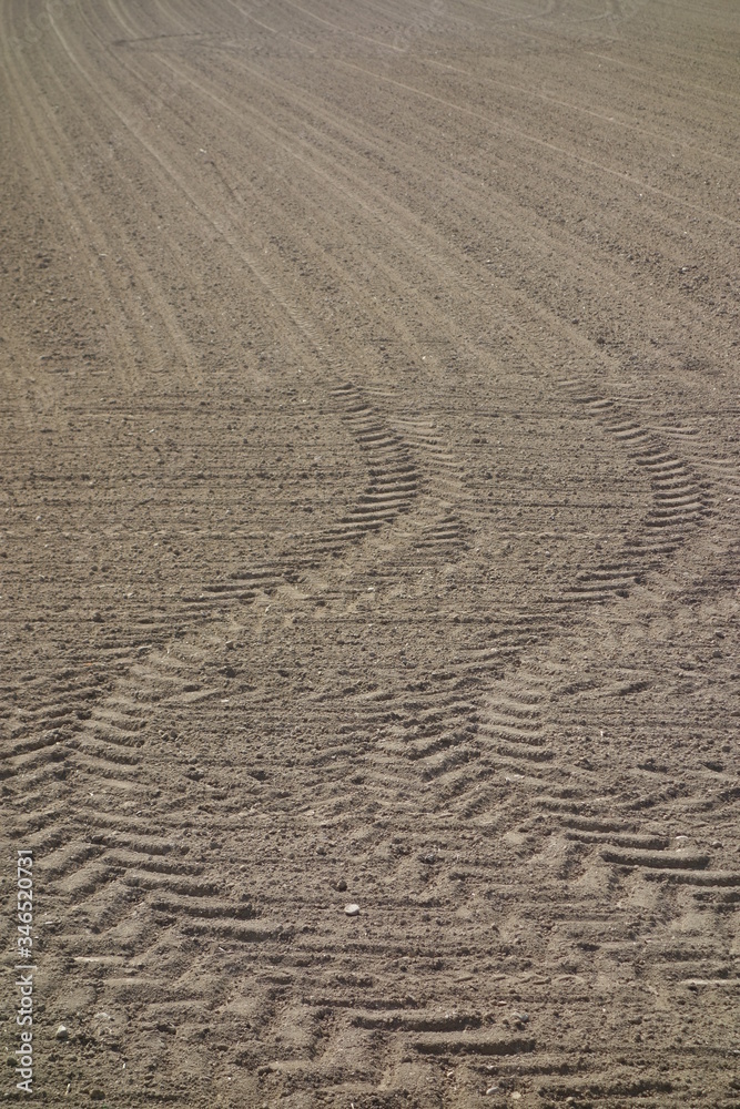 Traktorspur im Boden eines Ackers - Landwirtschaft Traktorspur im Boden eines Ackers - Landwirtschaft