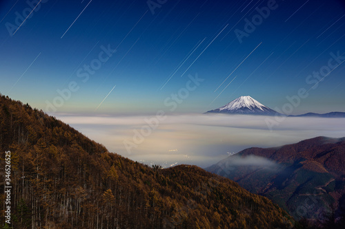 富士山と雲海と星空