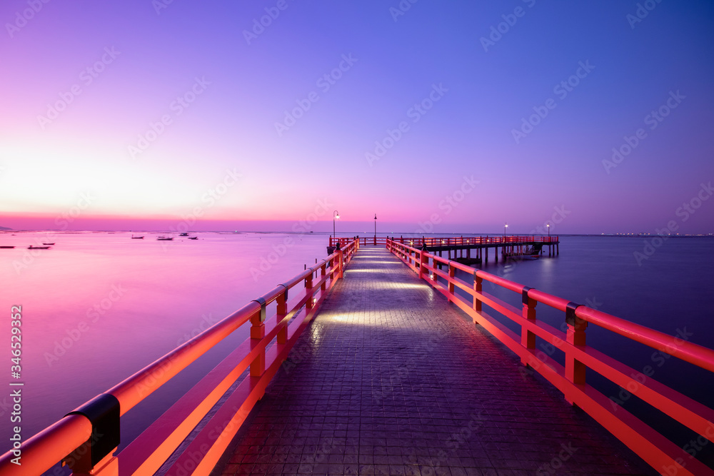 Obraz premium Red Bridge in the evening of Thailand