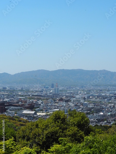 稲荷山から見る京都の市街地の景色（京都市伏見区） © poteco