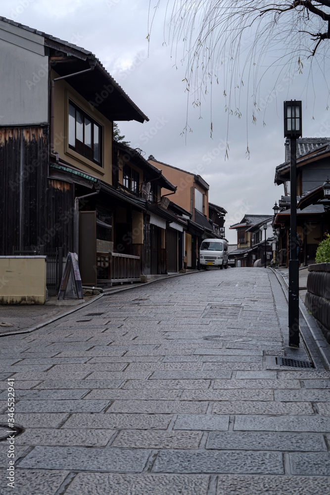 京都東山・雨上がりの朝、産寧坂の街並み	