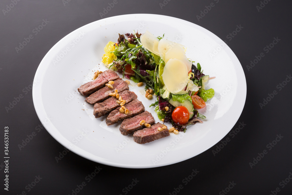 Grilled roast beef salad with parmesan cheese Grilled roast beef salad with parmesan cheese