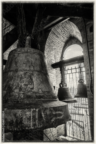 Campanas de iglesia en blanco y negro