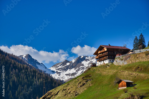 Innervillgraten, Villgraten, Osttirol, Frühling, Villgrater Berge, Deferegger Alpen, Bergbauernhof, Landwirtschaft, Kulturland, Weide, Wiese, Hang, Berg, Zentralalpen, Gebäude, Holzhaus, Landstraße, B