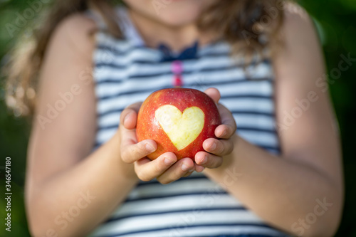 Mädchen mit Herz-Apfel