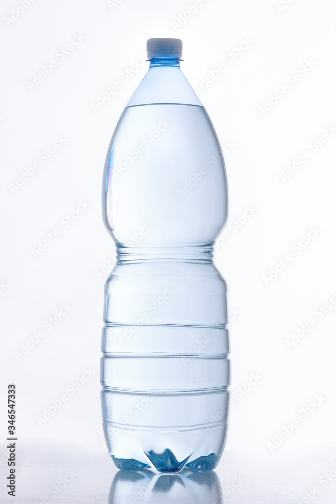 bottiglia d'acqua di plastica, isolata su sfondo bianco bottiglia d'acqua di plastica, isolata su sfondo bianco