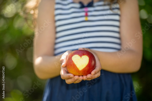 Mädchen mit Herz-Apfel