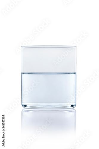 bicchiere d'acqua mezzo pieno isolato su sfondo bianco photo