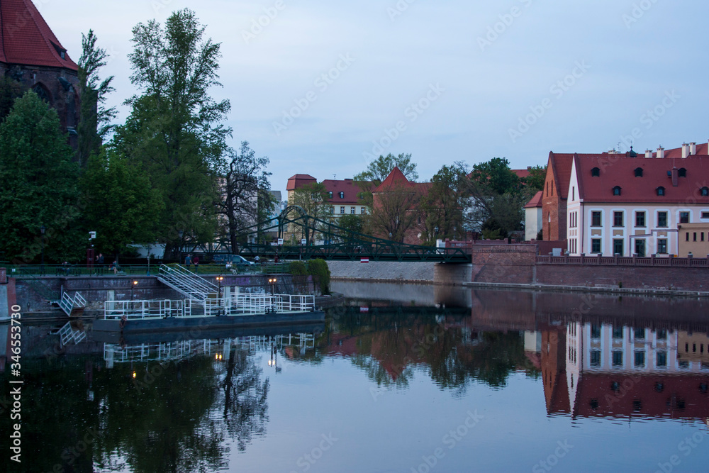 Obraz premium architecture, building, city, street, europe, old, town, square, house, night, historic, landmark, germany, church, travel, sky, castle, poland, panorama, houses, hall, cityscape, tourism, german, urb