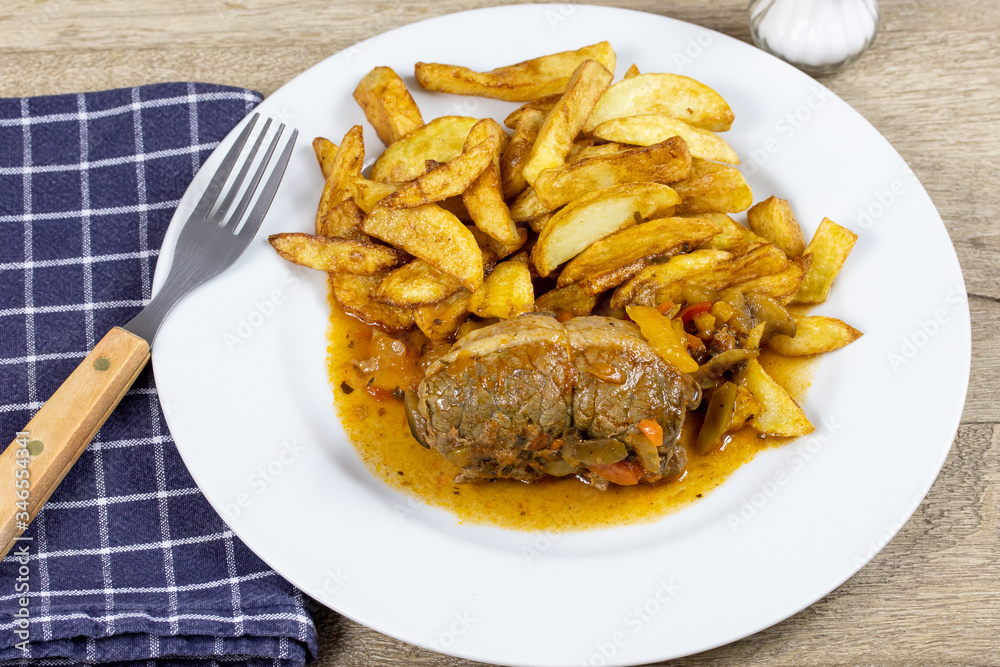 paupiette de boeuf et frites dans une assiette paupiette de boeuf et frites dans une assiette