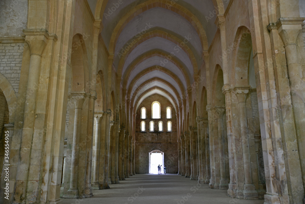 Nef de l'abbaye de Fontenay en Bourgogne, France