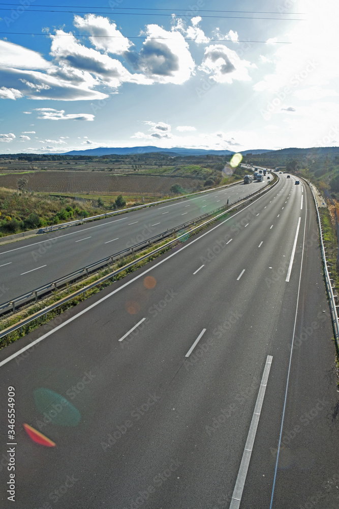 Fototapeta premium Autoroute A9 dans l'Aude, à Bages, près de Narbonne. Contre-jour.