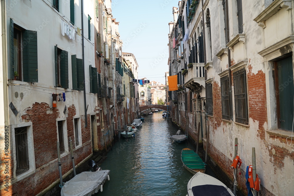 canal in Venezia with boats