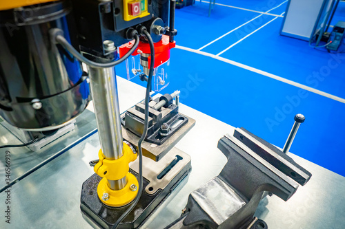 Drilling machine and vise o...