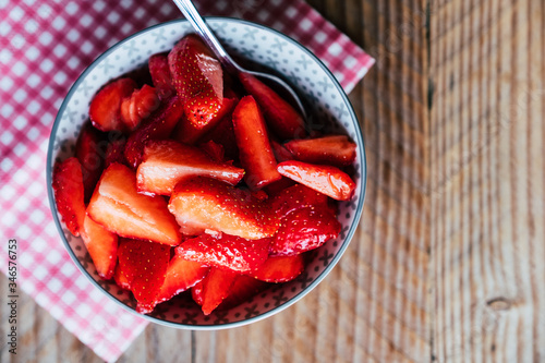 Salade de fruits frais - Fraises au sucre et à la menthe dans un pot en verre
