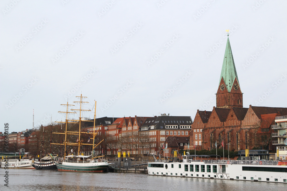 Obraz premium Embankment in old town in Bremen, Germany