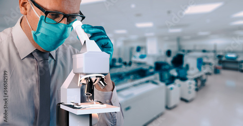 Foto Médico viendo por un microscopio