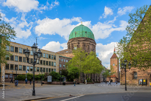Jakobsplatz mit Elisabethkirche und Weißer Turm in Nürnberg - Altstadt © reimax16