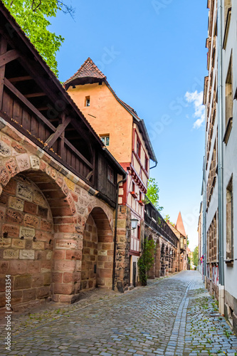 Stadtmauer N  rnberg  Spittlertormauer mit Mauerturm und Wehrgang  N  rnberg  Bayern