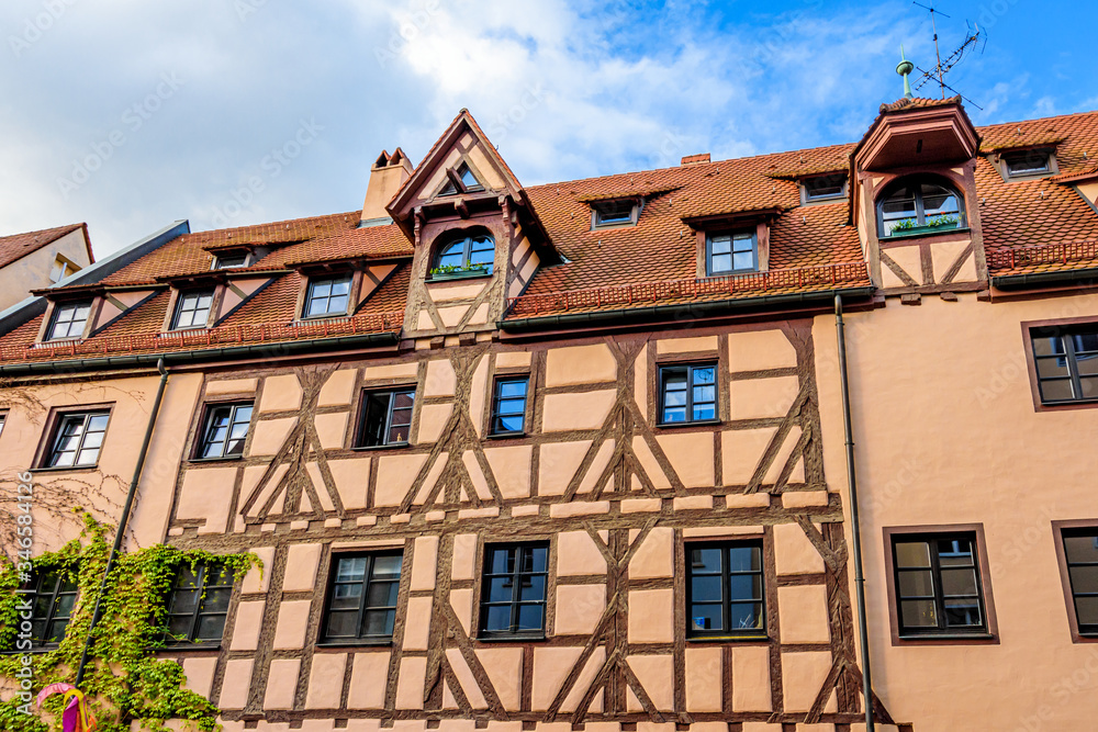 Fototapeta premium Historisches Fachwerkhaus in Nürnberg - Altstadt am Trödelmarkt