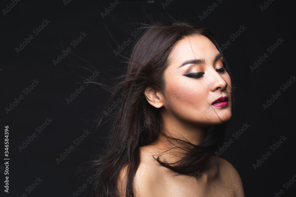 Fototapeta premium Portret młodej kobiety Azji z długimi włosami makijaż.