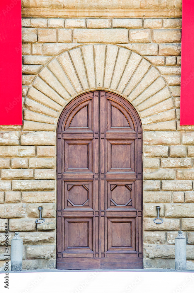Obraz premium decorated and ancient door of historic building