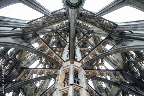 Turm des Ulmer Münster im gotischen Baustil aus Stein erbaut