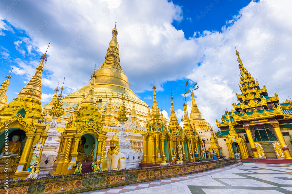 Fototapeta premium Shwedagon Pagoda in Yangon, Myanmar