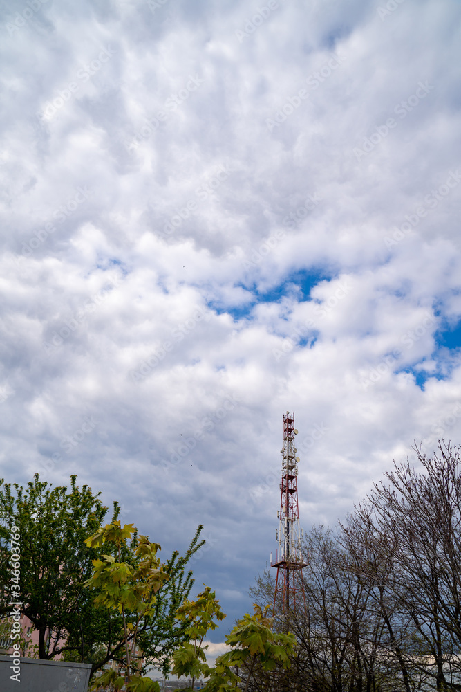 Obraz premium Telecommunication tower on cloud sky background