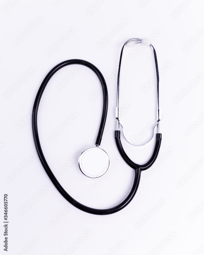Stetoskop czarno srebrny medyczny na białym wyizolowanym tle. - obrazy, fototapety, plakaty 
