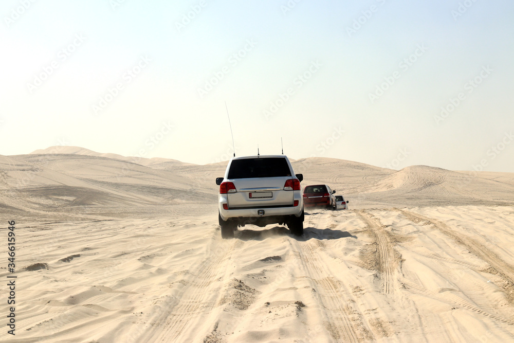 désert du Qatar en véhicule tout-terrain (4*4) désert du Qatar en véhicule tout-terrain (4*4)
