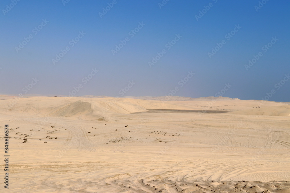 désert du Qatar en véhicule tout-terrain (4*4) désert du Qatar en véhicule tout-terrain (4*4)