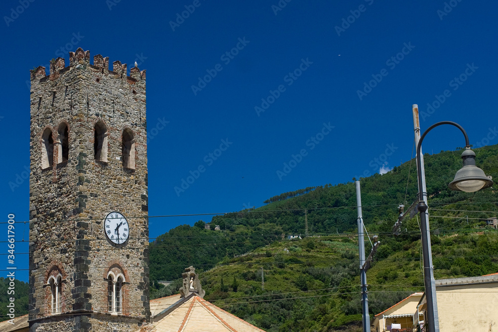 Wieża z zegarem w Monterosso Al Mare, Liguria, Włochy
